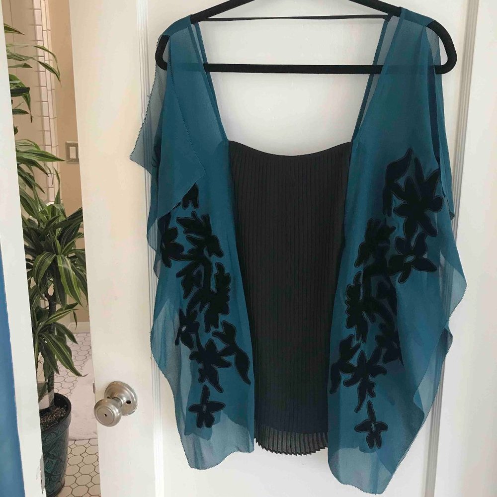 Max Azria Teal and Black silk blouse in Size XS